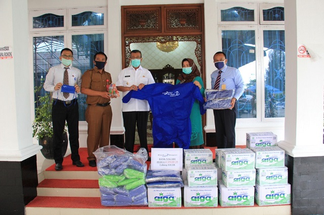 Bank Nagari Solok serahkan bantuan APD kepada Bupati Solok Gusmal.